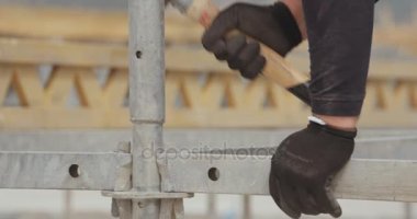 Metal bir iskele inşa bir inşaat işçisi yavaş çekim