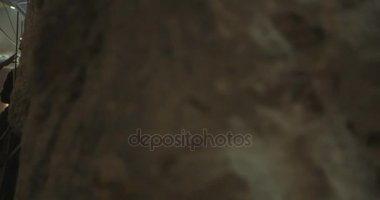 İnşaat İşçileri yapım aşamasında büyük bir tünel içinde 