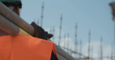 Metal iskeleler bina inşaat işçileri 