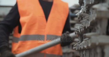 Metal iskeleler bina inşaat işçileri 