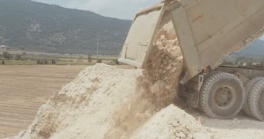 İnşaat alanına çakıl döken bir kamyon.
