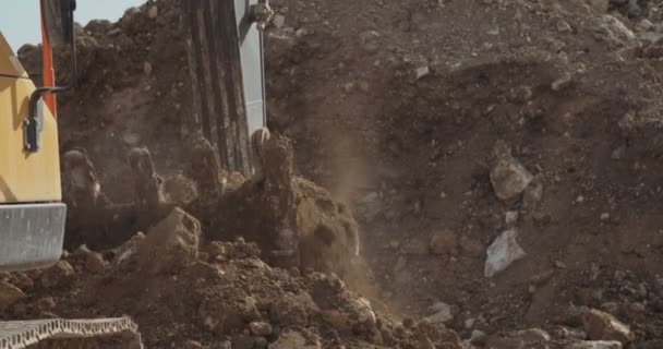 Excavadora grande que trabaja en una obra de construcción — Vídeo de stock