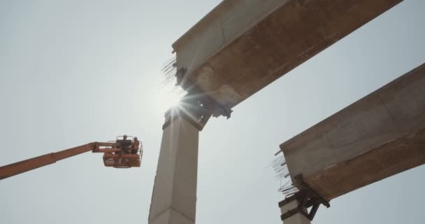 Große Brückenbaustelle — Stockvideo