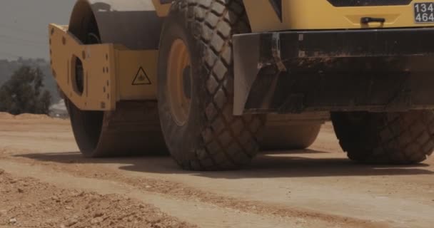 Equipo de construcción pesada en el trabajo en una gran obra de construcción de carreteras — Vídeos de Stock