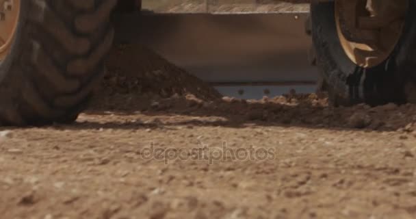 Schweres Baugerät bei der Arbeit auf einer großen Autobahnbaustelle — Stockvideo