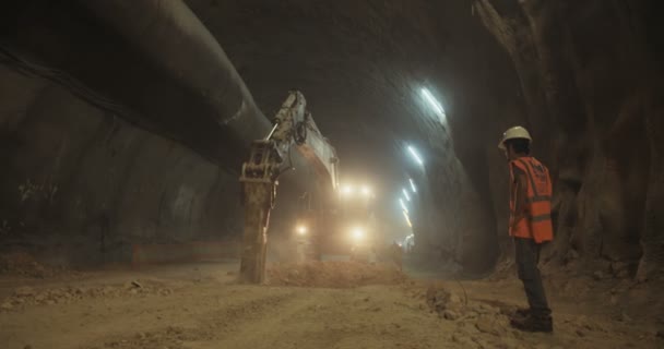 Trabalhadores da construção civil dentro de um grande túnel em construção — Vídeo de Stock
