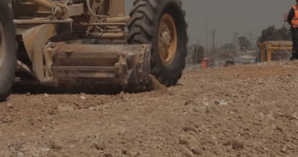 Equipamento de construção pesado no trabalho em um grande canteiro de obras da estrada — Vídeo de Stock