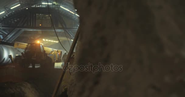 Travailleurs de la construction dans un grand tunnel en construction  