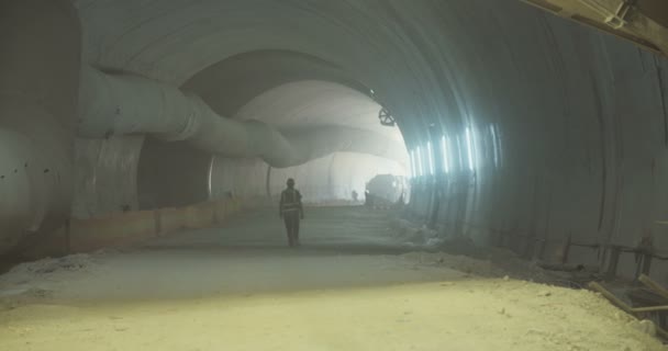 Construction workers inside a large tunnel under construction — Stock Video