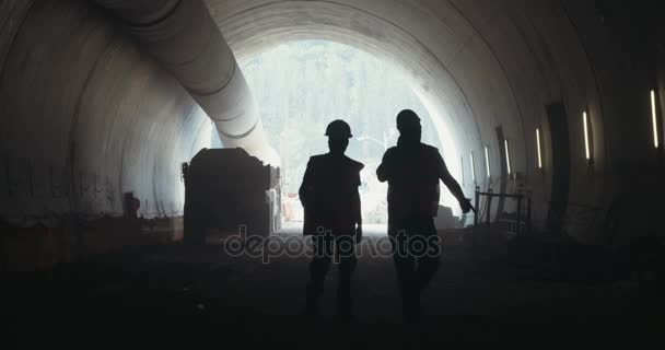 Werknemers in de bouw in een grote tunnel in aanbouw — Stockvideo