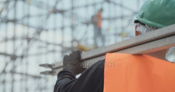 Trabajadores de la construcción de andamios metálicos — Vídeos de Stock