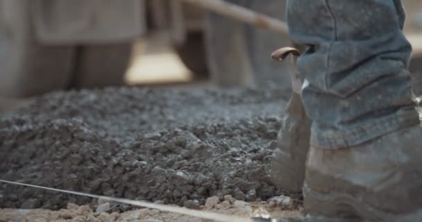 Медленное движение строителей, заливающих бетон — стоковое видео