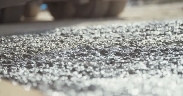 Slow motion bouwvakkers beton gieten — Stockvideo