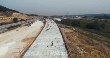 büyük ölçekli yol inşaat alanında, tünelleri ve köprüleri ile