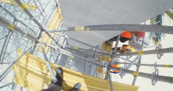 Caméra montée sur casque sur un travailleur de la construction — Video