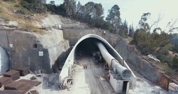 Крупномасштабное дорожное строительство, с туннелями и мостами — стоковое видео