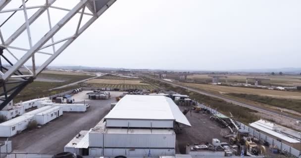 Luchtfoto beelden van een grote kraan in een bouwplaats — Stockvideo