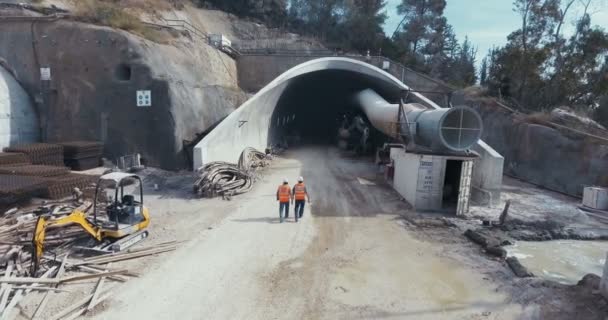 Grootschalige weg bouwplaats, met tunnels en bruggen — Stockvideo