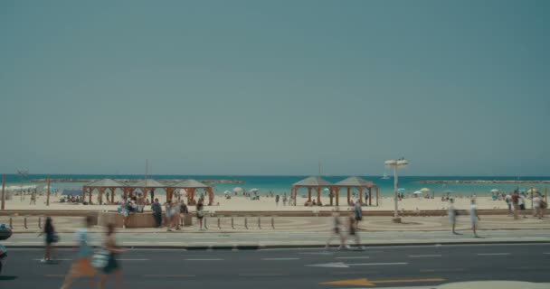 Mensen op de strandpromenade — Stockvideo