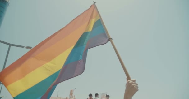 Ağır çekim shot rüzgarda sallayarak gurur bayrağı — Stok video