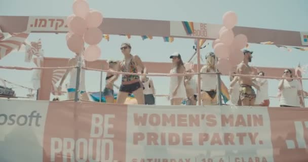 Mensen in de jaarlijkse pride-parade. — Stockvideo