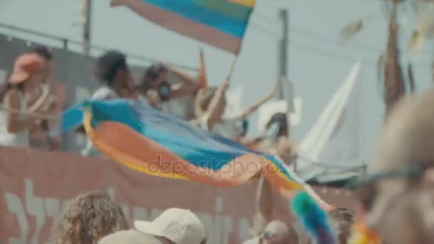 Pessoas no desfile anual de orgulho . — Vídeo de Stock