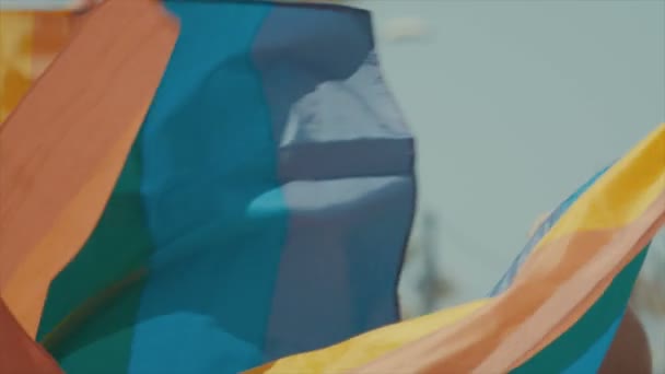 Slow motion shot av prideflaggan vajade i vinden — Stockvideo