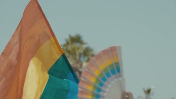 Slow motion shot av prideflaggan vajade i vinden — Stockvideo