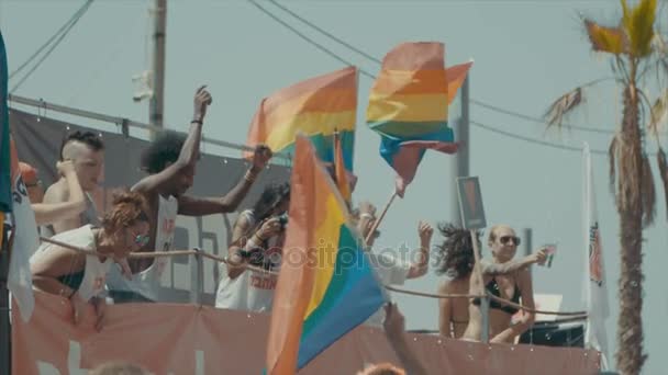 La gente en el desfile anual del orgullo . — Vídeos de Stock