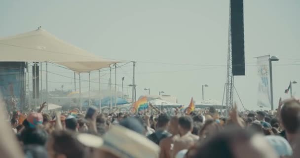 La gente en el desfile anual del orgullo . — Vídeos de Stock