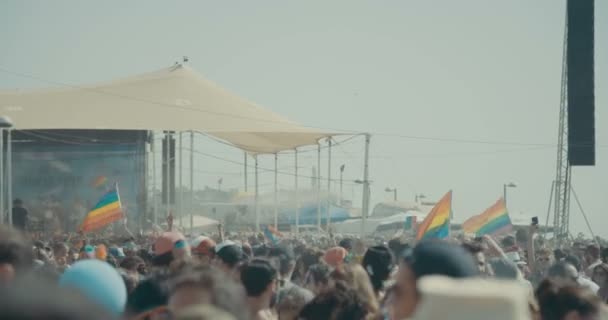 Pessoas no desfile anual de orgulho . — Vídeo de Stock