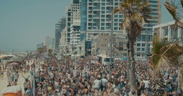 La gente en el desfile anual del orgullo . — Vídeo de stock