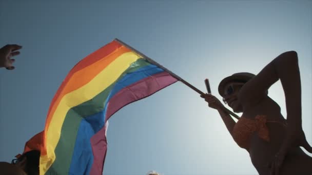 Zeitlupenaufnahme der stolzen Fahne, die im Wind weht — Stockvideo