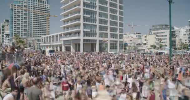 La gente marcha en el desfile del orgullo — Vídeos de Stock