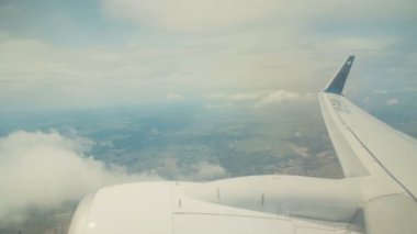 bir uçak pencereden görüntüleme