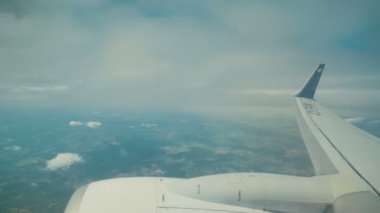 bir uçak pencereden görüntüleme