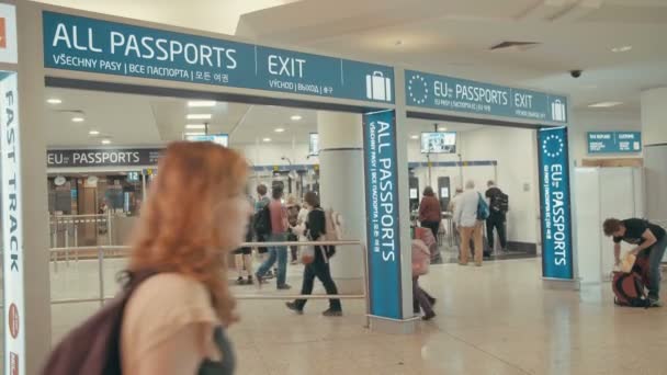 Люди в очереди на паспортный контроль — стоковое видео