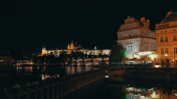 Vista nocturna de la ciudad de Praga — Vídeos de Stock