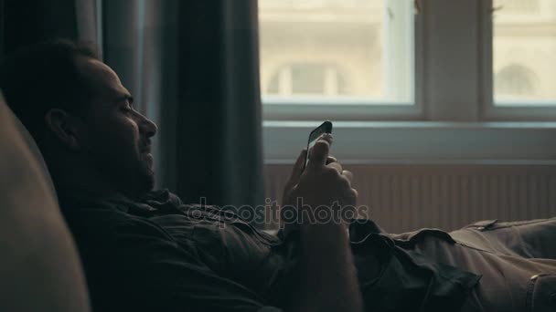 スマートフォンを使う若い男 — ストック動画