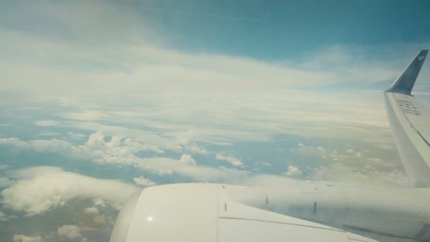Вид через окно самолета — стоковое видео