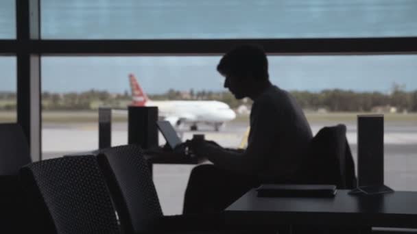 Hombre con portátil en el aeropuerto — Vídeo de stock