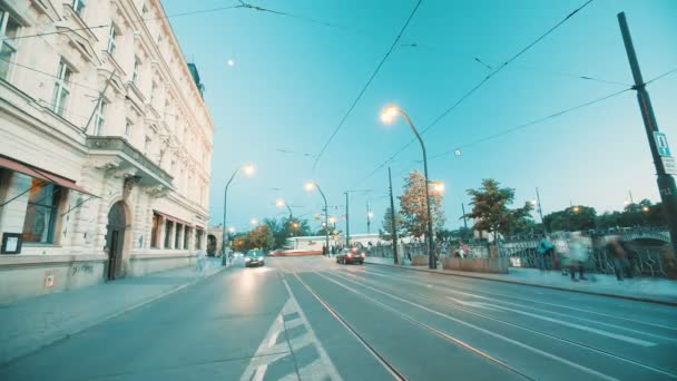 Rušné křižovatce s vlaky, auta a chodce — Stock video