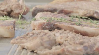 açık bir ızgara tabakta yemek et