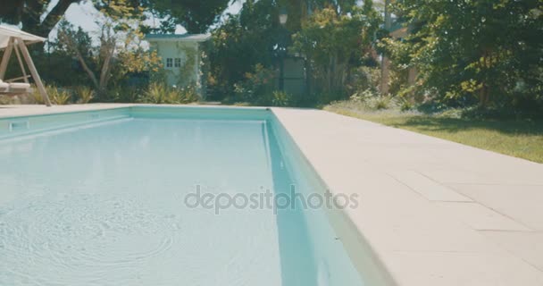 Piscina en un patio trasero — Vídeos de Stock