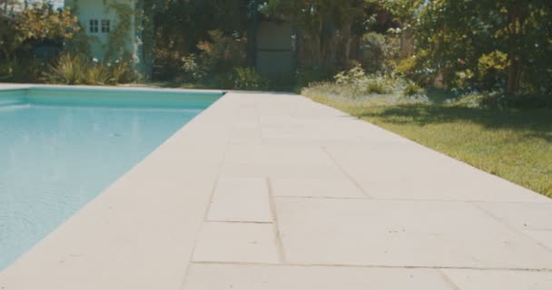 Zwembad in een achtertuin — Stockvideo