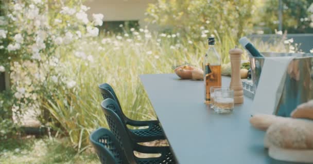 Bir arka bahçe üzerinde bulunan açık lüks mutfak — Stok video