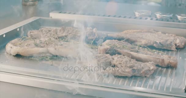 Vlees koken op een buiten grillen plaat — Stockvideo