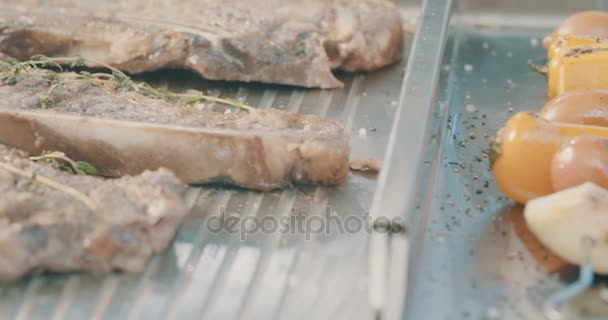 Açık bir ızgara tabakta yemek et — Stok video
