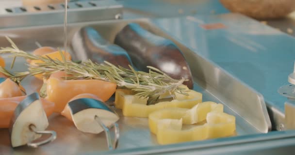 Овощи на гриле с оливковым маслом — стоковое видео