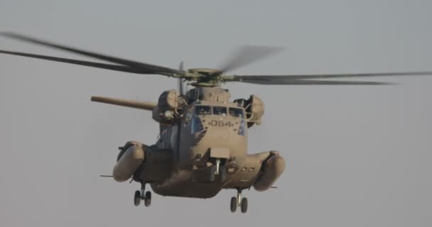 Helikopter under militära räddningsuppdrag — Stockvideo